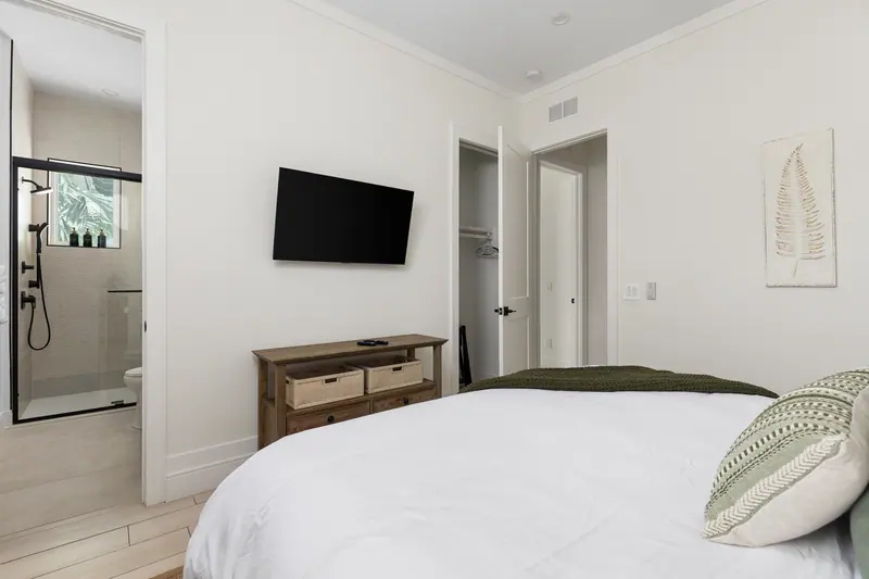 Guest suite with en-suite bath, smart TV and coastal design